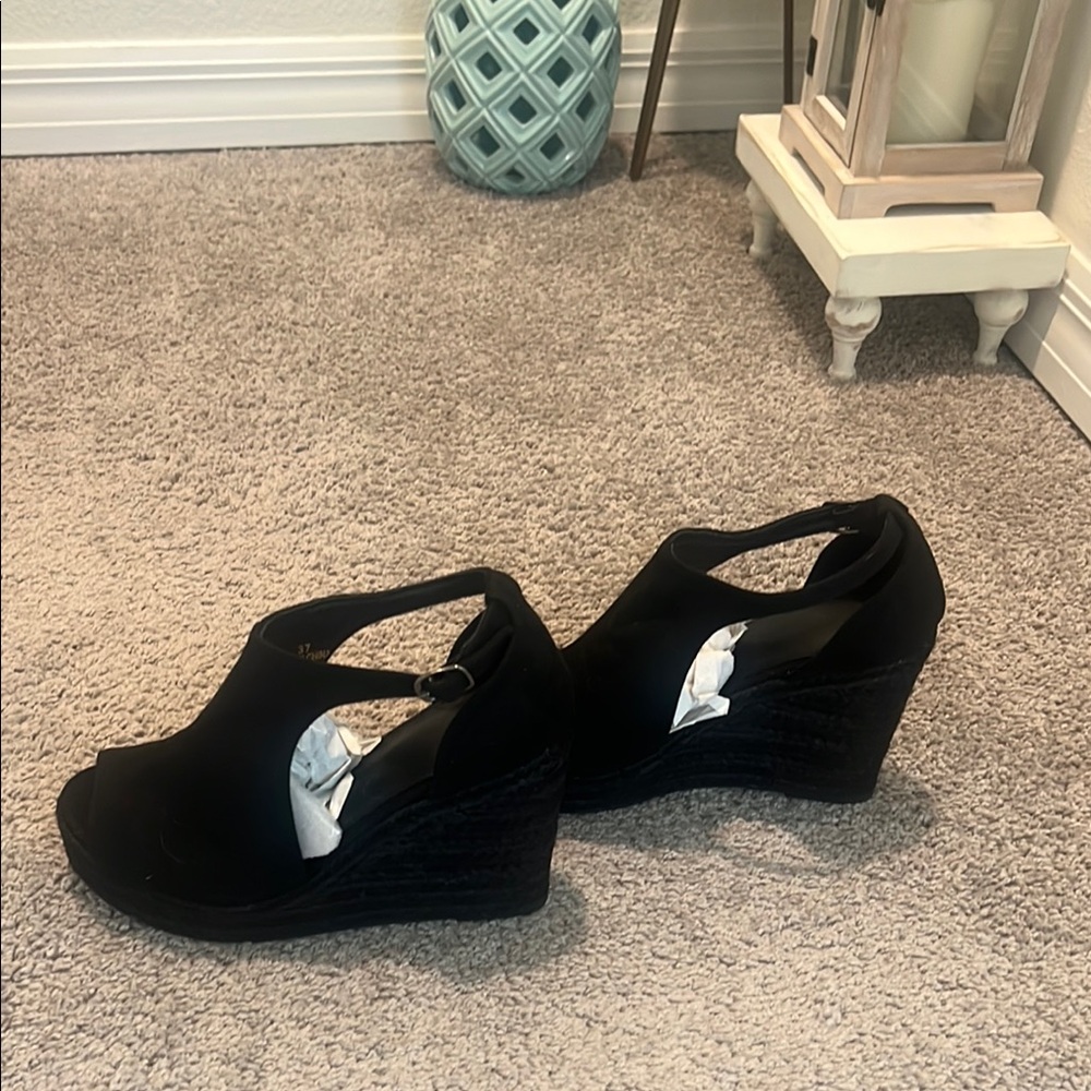 NWOT - cute black wedge sandals 🖤